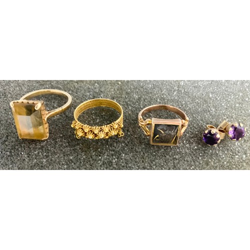 526 - INTRESTING PARCEL OF YELLOW METAL JEWELLERY INCLUDING ORIENTAL BANGLE, 3 RINGS, 2 BROOCHES & A PAIR ... 