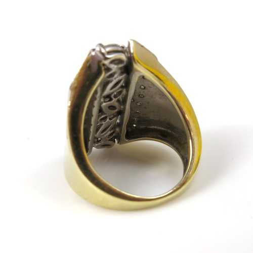 607 - STRIKING YELLOW GOLD RING SET WITH DIAMONDS, APPROX. 14g