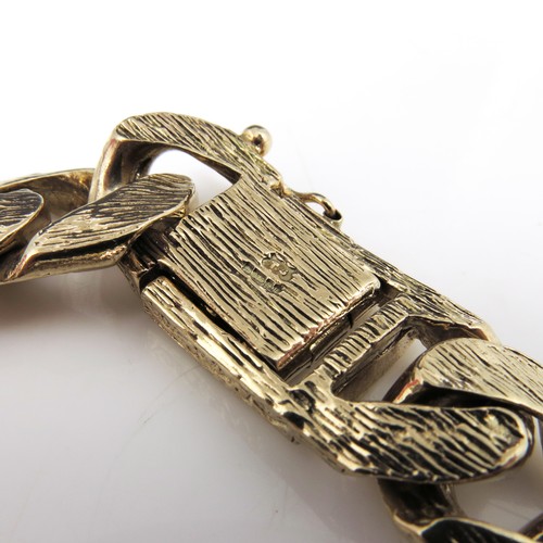 562 - A STRIKING AND VERY ‘CHUNKY’ GENTS 9CT FLAT LINK IDENTITY BRACELET WITH ENGRAVED LINKS, APPROX. 97g ... 