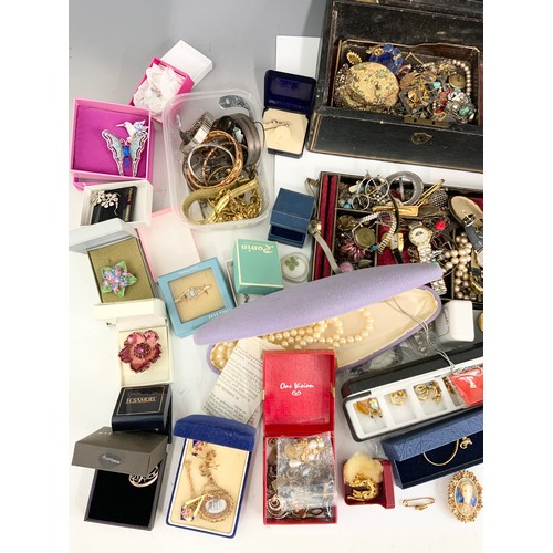 482 - LARGE QUANTITY OF MISC. COSTUME JEWELLERY AND JEWELLERY BOX GOOD SORTERS LOT ALL DIFFERENT VINTAGE