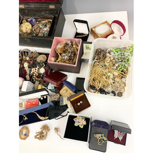 482 - LARGE QUANTITY OF MISC. COSTUME JEWELLERY AND JEWELLERY BOX GOOD SORTERS LOT ALL DIFFERENT VINTAGE