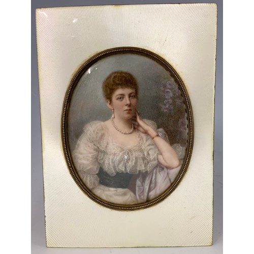 16 - LOVELY QUALITY OVAL PORTRAIT MINIATURE OF A LADY IN PERIOD COSTUME IN A GUILLOCHE ENAMELLED FRAME