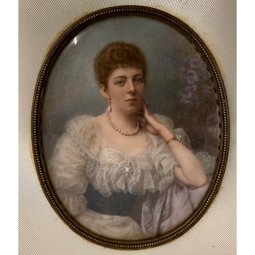 16 - LOVELY QUALITY OVAL PORTRAIT MINIATURE OF A LADY IN PERIOD COSTUME IN A GUILLOCHE ENAMELLED FRAME