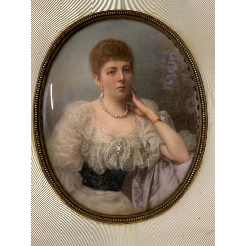 16 - LOVELY QUALITY OVAL PORTRAIT MINIATURE OF A LADY IN PERIOD COSTUME IN A GUILLOCHE ENAMELLED FRAME