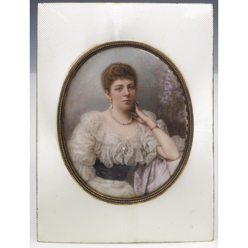 16 - LOVELY QUALITY OVAL PORTRAIT MINIATURE OF A LADY IN PERIOD COSTUME IN A GUILLOCHE ENAMELLED FRAME