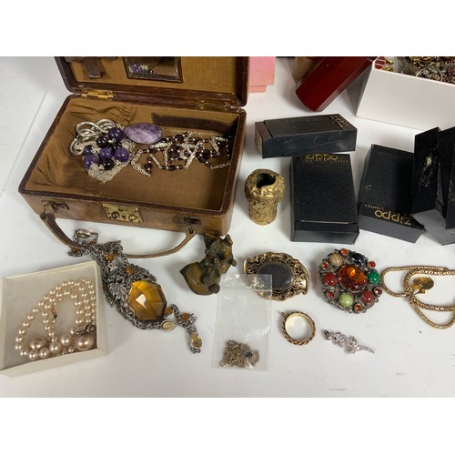 485 - MIXED COSTUME JEWELLERY ECT INC MOURNING BROOCH YELLOW METAL , NEW ZIPPO LIGHTERS , 9ct GOLD  NECKLA... 