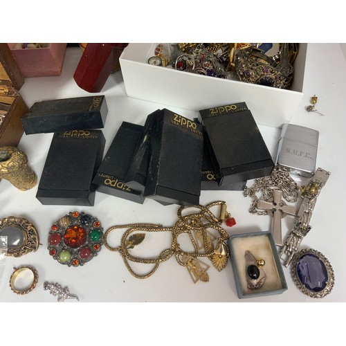 485 - MIXED COSTUME JEWELLERY ECT INC MOURNING BROOCH YELLOW METAL , NEW ZIPPO LIGHTERS , 9ct GOLD  NECKLA... 