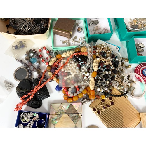 492 - MIXED VINTAGE COSTUME JEWELLERY ETC INC JET , CORAL NECKLACE,  YELLOW METAL BROOCH , MOP CARD CASE ,... 