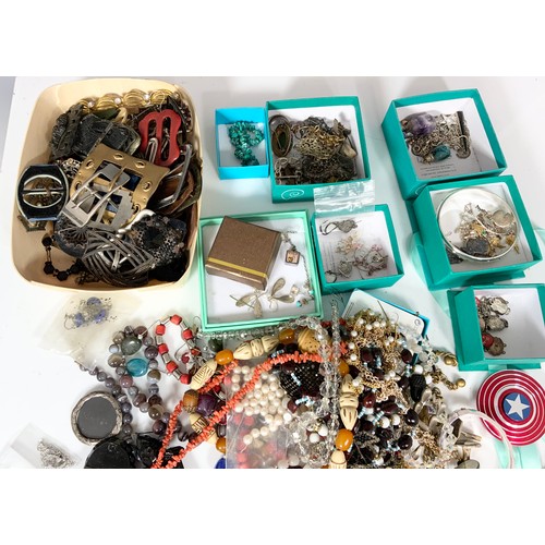 492 - MIXED VINTAGE COSTUME JEWELLERY ETC INC JET , CORAL NECKLACE,  YELLOW METAL BROOCH , MOP CARD CASE ,... 