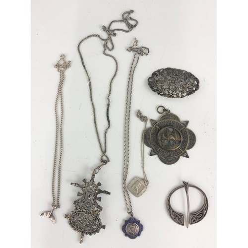 503 - INTERESTING SILVER & WHITE METAL JEWELLERY ETC INC IONA SILVER KILT PIN / BROOCH  ETC