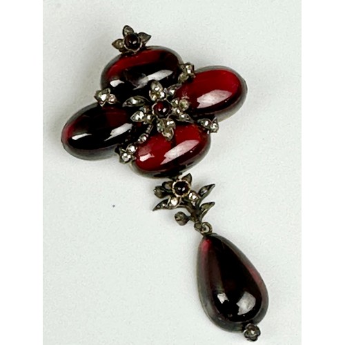 547 - INTERESTING COSTUME JEWELLERY INC. VICTORIAN CABOCHON GARNET BROOCH, UNMARKED YELLOW METAL HOLLY BRO... 