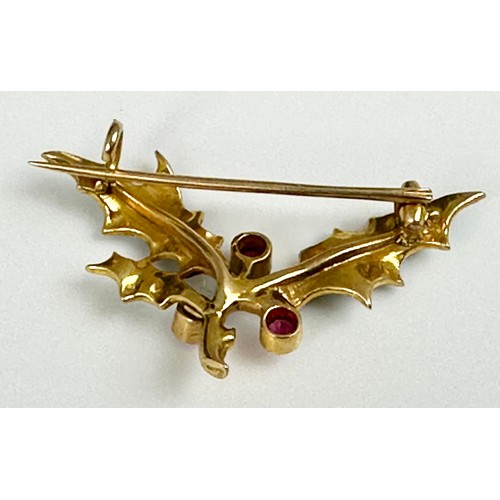 547 - INTERESTING COSTUME JEWELLERY INC. VICTORIAN CABOCHON GARNET BROOCH, UNMARKED YELLOW METAL HOLLY BRO... 