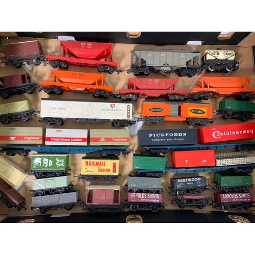 371 - TRAY OF MIXED TRIANG & HORNBY 00 GAUGE ROLLING STOCK. INCLUDES SOME EARLY TRIANG FREIGHT WAGONS, AND... 