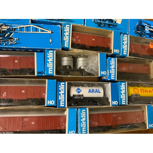 268 - MARKLIN, HO SCALE BOXED MODEL RAILWAY WAGONS, 12 LATER PLASTIC & CARD BLUE BOXED WAGONS, MOSTLY MODE... 