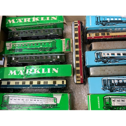 266 - MARKLIN COLLECTION OF EARLY GREEN BOXED & LIGHT BLUE H0 SCALE MODEL RAILWAY COACHES, INC GERMAN SILV... 