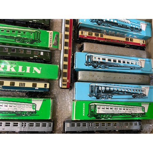 266 - MARKLIN COLLECTION OF EARLY GREEN BOXED & LIGHT BLUE H0 SCALE MODEL RAILWAY COACHES, INC GERMAN SILV... 