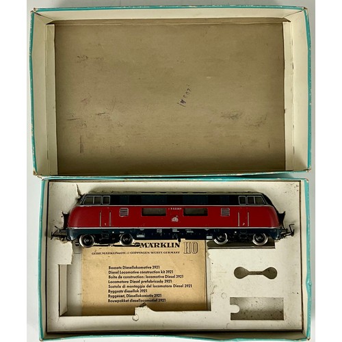 295 - MARKLIN, BOXED SET SCHNELLZUG MIT GLEISOVAL, CONTAINS DB V200, THREE COACHES (ONE WITHOUT WHEELS) & ... 