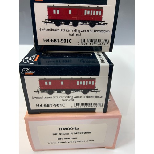 432 - 2 HATTONS, BOXED (APPEAR UNOPENED) GENESIS COACHES, 6 WHEEL BRAKE STAFF RIDING COACHES, PLUS A HORNB... 