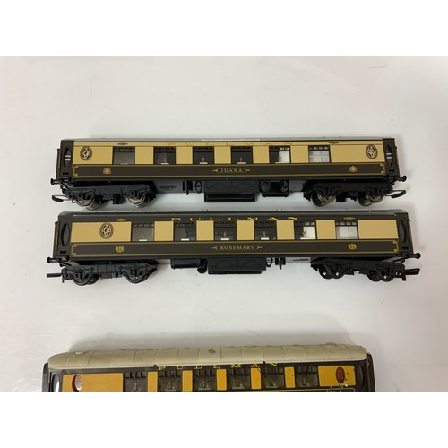 431 - 2 U/B ‘NEWER’ HORNBY PULLMAN COACHES, JUANA & ROSEMARY, PLUS 3 OLDER TRIANG PULLMANS