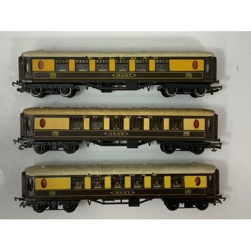 431 - 2 U/B ‘NEWER’ HORNBY PULLMAN COACHES, JUANA & ROSEMARY, PLUS 3 OLDER TRIANG PULLMANS