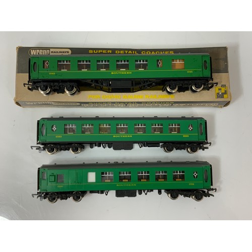 413 - WRENN, BOXED W6008 SR 1ST CLASS COACH 1245 PLUS 2 U/B 1708 & 2523