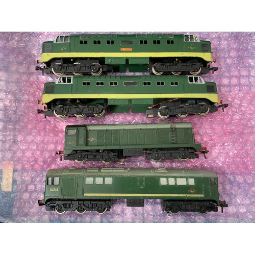 412 - 4 U/B HORNBY DUBLO LOCOMOTIVES, D9012 CREPELLO. 2R (SOME PAINT TOUCHING), DELTIC 3R IN TWO TONE GREE... 