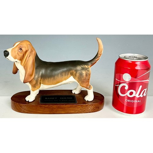 115 - BESWICK CONNOISSEUR FIGURE OF A BASSET HOUND ON WOODEN PLINTH