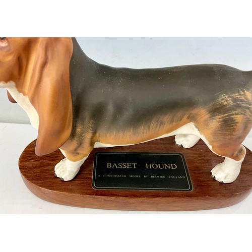 115 - BESWICK CONNOISSEUR FIGURE OF A BASSET HOUND ON WOODEN PLINTH