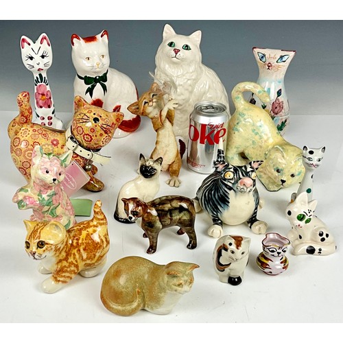 134 - BOX OF VINTAGE CERAMIC CATS TO INCLUDE ROYAL DOULTON, REPRO STAFFORDSHIRE, QUAIL, COUNTRY ARTISTS A ... 