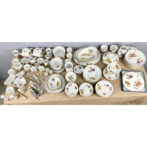 157 - LARGE QUANTITY OF ROYAL WORCESTER EVESHAM WARE