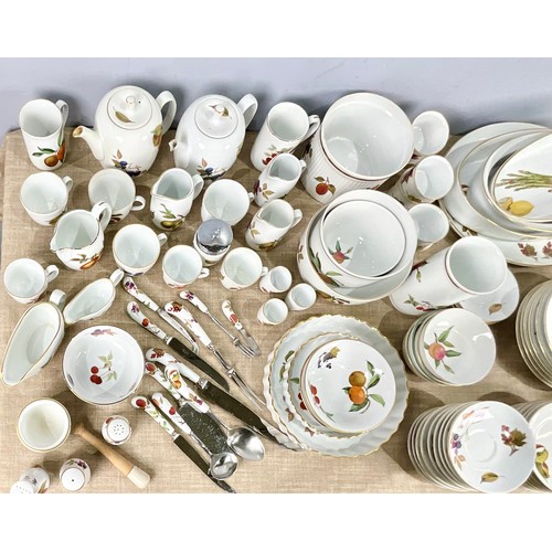 157 - LARGE QUANTITY OF ROYAL WORCESTER EVESHAM WARE