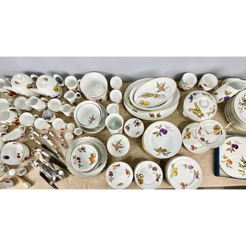 157 - LARGE QUANTITY OF ROYAL WORCESTER EVESHAM WARE