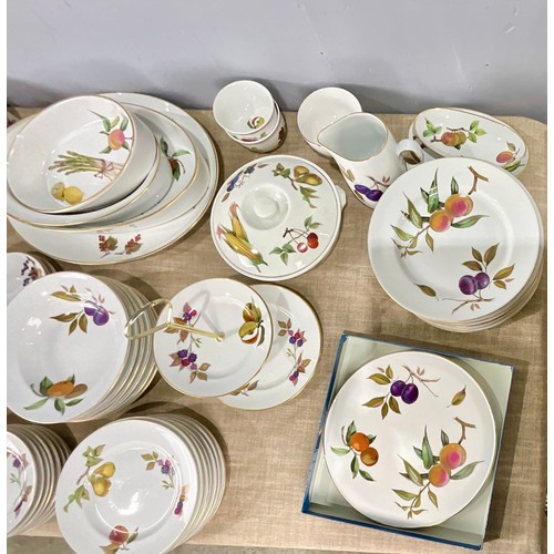 157 - LARGE QUANTITY OF ROYAL WORCESTER EVESHAM WARE