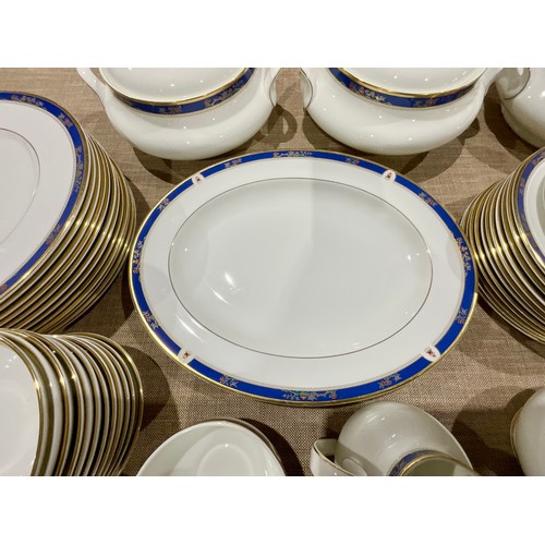 158 - AN EXTENSIVE ROYAL DOULTON PORCELAIN 12 PLACE DINNER SERVICE IN THE CATHAY PATTERN