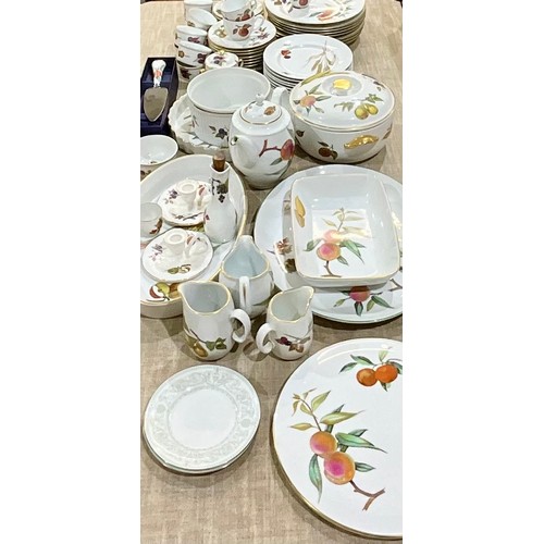 163 - QUANTITY OF MISC. ROYAL WORCESTER EVESHAM WARE. 2 TRAYS