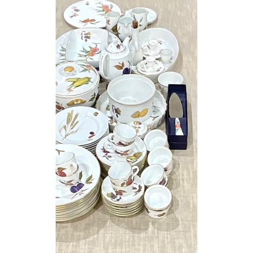 163 - QUANTITY OF MISC. ROYAL WORCESTER EVESHAM WARE. 2 TRAYS