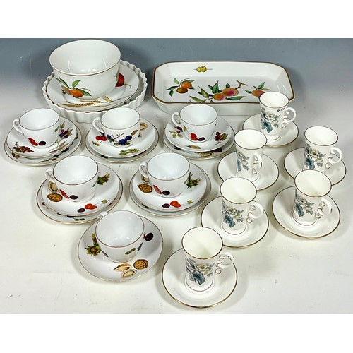 167 - ROYAL WORCESTER WILD HARVEST AND EVESHAM MIXED CHINA AND A ROYAL WORCESTER COFFEE SET