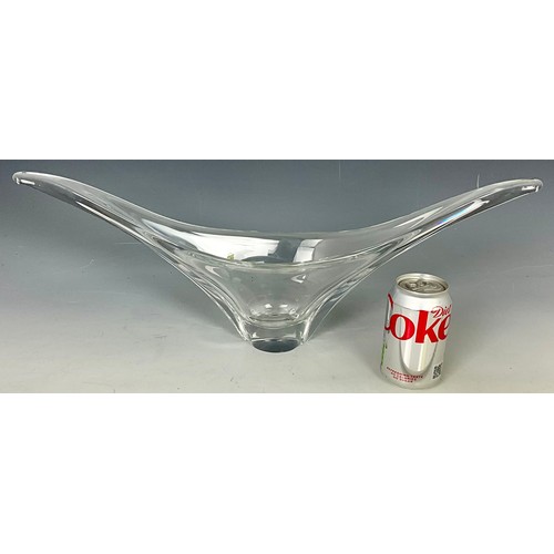 205 - BOX OF MID CENTURY GLASS TO INCLUDE SIGNED 1970S DAUM HAND BLOWN SWALLOW TAIL CENTREPIECE VASE, 1961... 