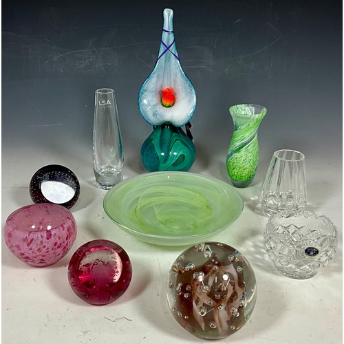 214 - MISCELLANEOUS GLASSWARE TO INCLUDE PAPERWEIGHTS, DARTINGON CRYSTAL VASE IN BOX, JACK IN THE PULPIT V... 