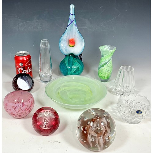 214 - MISCELLANEOUS GLASSWARE TO INCLUDE PAPERWEIGHTS, DARTINGON CRYSTAL VASE IN BOX, JACK IN THE PULPIT V... 