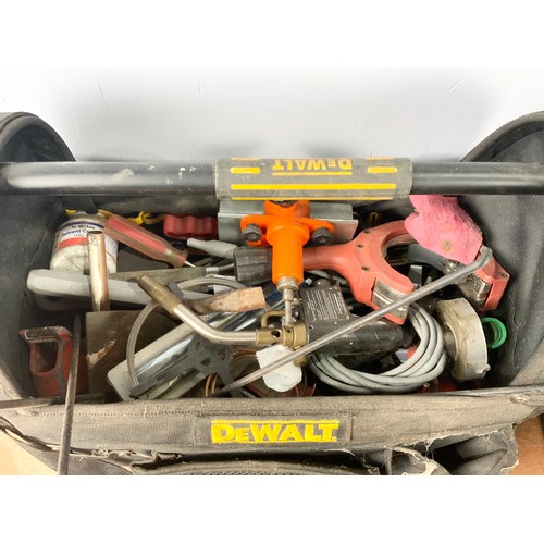 481 - DEWALT TOOL BAG WITH VARIOUS PLUMBING TOOLS AND A TRAY OF PLASTERING , BUILDING TOOLS