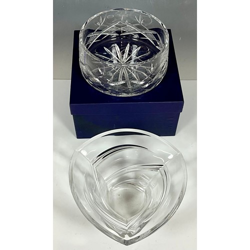 224 - WATERFORD MARQUIS GLASS BOWL TOGETHER WITH AN EDINBURGH CRYSTAL GLASS BOWL IN BOX