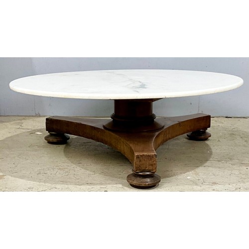 571 - ROUND MARBLE TOP OCCASIONAL TABLE ON TRIPARTITE BASE. 115cm dia. X 39cm h