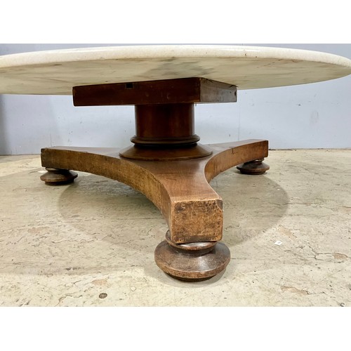 571 - ROUND MARBLE TOP OCCASIONAL TABLE ON TRIPARTITE BASE. 115cm dia. X 39cm h