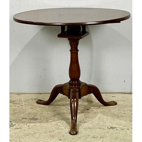 565 - MAHOGANY ROUND TOP TABLE ON TURNED PEDESTAL. 70cm high x 74cm dia.