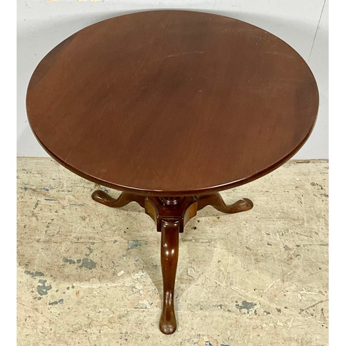 565 - MAHOGANY ROUND TOP TABLE ON TURNED PEDESTAL. 70cm high x 74cm dia.