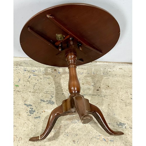 565 - MAHOGANY ROUND TOP TABLE ON TURNED PEDESTAL. 70cm high x 74cm dia.