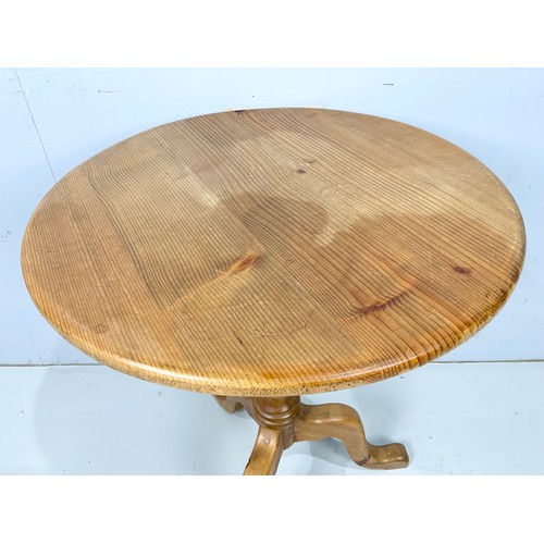 676 - ROUND TOP PEDESTAL PINE OCCASIONAL TABLE 60cm DIAMETER