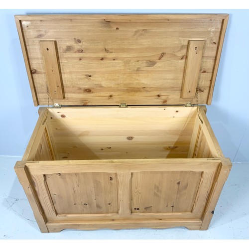 550 - PINE BLANKET CHEST WIDTH 104cm