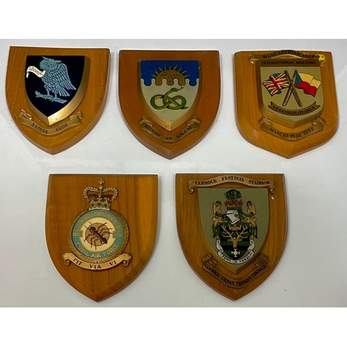 339 - MISCELLANEOUS OAK MOUNTED SHIELDS BEARING MILITARY CRESTS